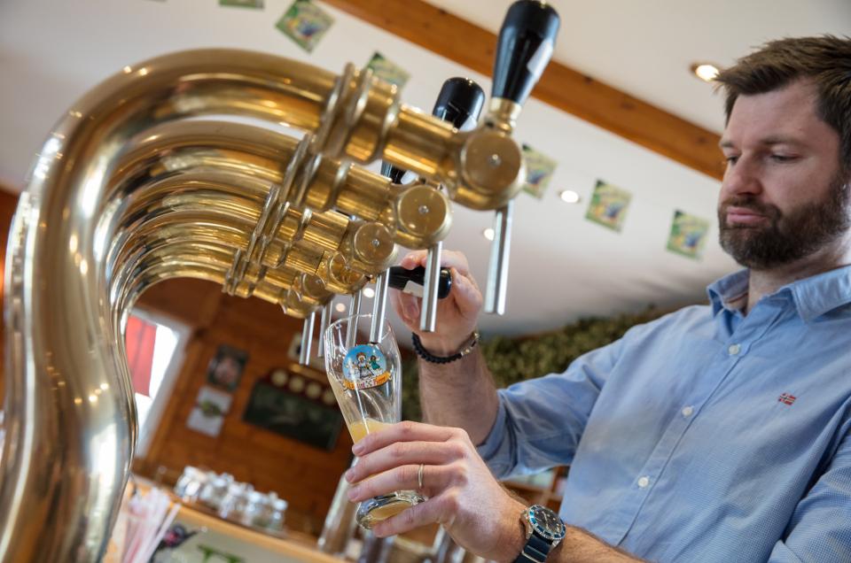 Barman entrain de servir la bière La Saint Pierre